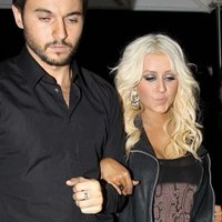 Drunken Christina Aguilera returns to her home