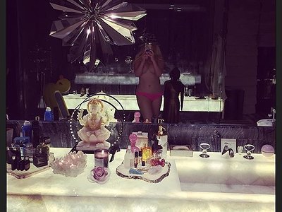 Christina Aguilera Topless Selfie Leaked