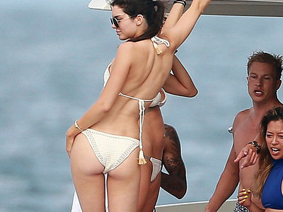 Kylie Jenner bikini and nude pics