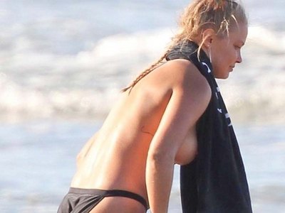 Hot Lara Bingle changing her bikini on the beach!