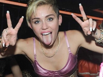 Miley Cyrus shows much of her body in nightclub!