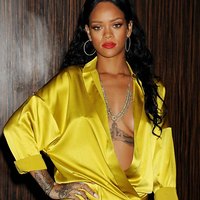 Bold sexy outfit of sexy Rihanna shocks the public!