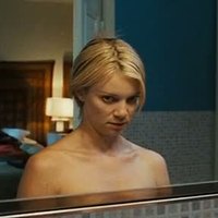Amy Smart bathroom scene in Mirrors