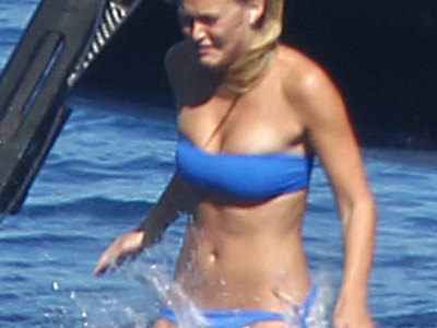 Bar Refaeli exposes her juicy ass in bikini