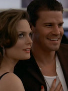 Emily Deschanel nude 4