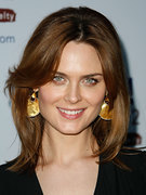 Emily Deschanel nude 9