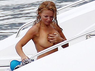 Geri Halliwell shows off her nude boobs