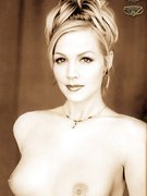 Jennie Garth nude 4
