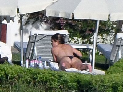 Jennifer Aniston topless and sexy