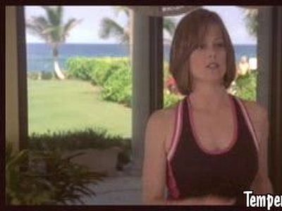 Jennifer Love Hewitt posing in tight outfit in Heartbreakers