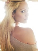 Laura Vandervoort nude 4