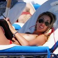 Lauren Stoner substitutes her breasts to the sun