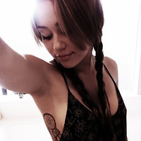 Miley Cyrus hot pics at Twitter