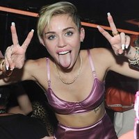 Miley Cyrus shows much of her body in nightclub!