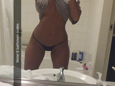 Niykee Heaton Bathroom Selfies