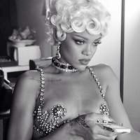 Rihanna and her totally gemmed look!