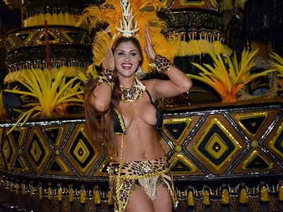 Rosie Oliveira topless and sexy