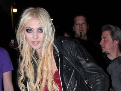 Taylor Momsen Flashes Upskirt On Stage